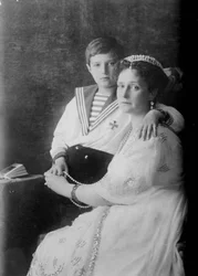 Tsarevich Alexei da Rússia e Tsarina Alexandra, c1910.