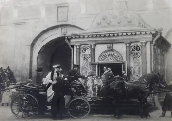 Tsarina Alexandra Fyodorovna visitando a Capela Ibérica, Moscou, Rússia, 1900