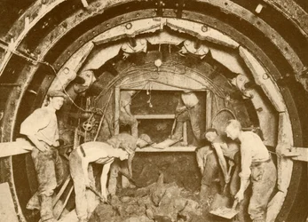 Escavação de Túnel de Tubo por Meio de Escudo Chato Greathead, c1930.