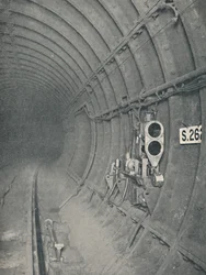 Sinal de túnel e parada de trem automática. Estradas de ferro subterrâneas de Londres, 1926