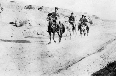 Soldados turcos saindo de Mosul, Mesopotâmia, Primeira Guerra Mundial, 1918