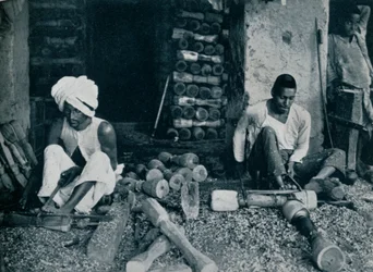 Virando as pernas da cama de madeira, c1942