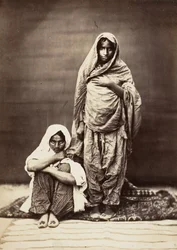 Duas mulheres indianas, uma sentada, década de 1860.