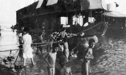 Barcaça de dois andares usada para mover as tropas britânicas pelo Tigre de Amarah para Bagdá, 1918