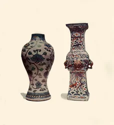 Dois vasos de porcelana esmaltada, chineses, séculos XV-XVII, 1908.