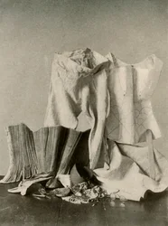 Dois pares de estadas, calças, bolsa de miçangas, bolsa e petticot acolchoado, século XVIII, 1937.