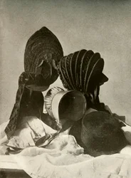 Dois bezerros de seda, boné de equitação, gorro Quaker, chapéu, luvas e saia, século XVIII, 1937.