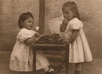Duas meninas em uma mesa, 1937.