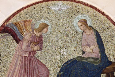 Mosaico de Tympanum representando a Anunciação na abadia de Madonna della Scala Benedictine, Noci, Apulia, Noci, Italie
