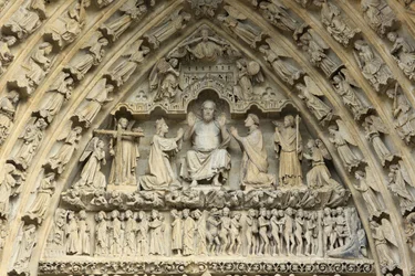 Tímpano do portal do Juízo Final: Cristo juiz. A seu lado, de joelhos, a Virgem Maria e São João intercedem pela salvação das almas. Catedral de Amiens, Amiens, França