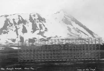 Hangar Umberto Nobiles, base do dirigível Italia, Kongsfjorden, Spitzbergen, Noruega, 1929