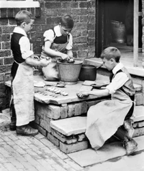 Reino Unido : Boys Peeling Potatoes and Sharpening Knives at the Workhouse Orphanage - Pontefract - c1905