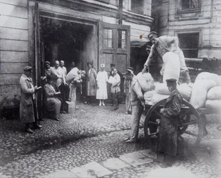 Descarregando alimentos, a Casa dos Cientistas, Petrogrado, Rússia, c1920-c1924