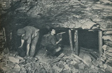 Heróis inconscientes que labutam em perigos enfrentam, c1935