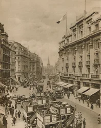 Parte superior da Regent Street, o paraíso dos compradores de Londres, c1935.