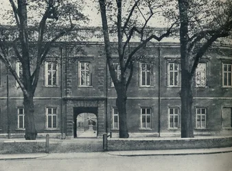 Escola superior, olhando completamente no pátio da escola, 1926