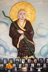 Mosteiro budista Van Hanh zen. Monge budista sobre altar vietnamita para antepassados. A veneração dos mortos. Dalat. Vietnã