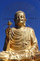Mosteiro Budista Van Hanh Zen. Estátua de Buda Dourado. Dalat. Vietnã