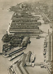 Os navios navegam de Liverpool para portos de todo o mundo, desde o rio Mersey, 1936