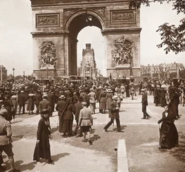 Celebração da vitória, civis no Arco do Triunfo, Paris, França, julho de 1919.