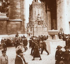 Celebração da vitória, civis no Arco do Triunfo, Paris, França, julho de 1919