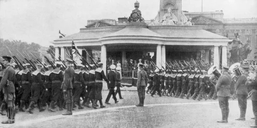 Desfile da vitória passando o Victoria Memorial e o Palácio de Buckingham, Londres, 19 de julho de 1919