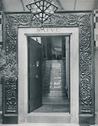 Vista para o estúdio Sir L. Alma-Tademas através da porta de entrada, final do século XIX.