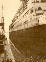Vista do lado de estibordo do Majestic ao entrar na doca seca flutuante, c1930.