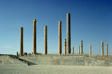Vista das colunas Apadana (sala de audiências) e escadaria leste, período Aquemeniano, século V a.C. (foto)