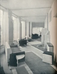 Vista da sala de sol à luz do dia, mostrando as três janelas e colunas, 1930