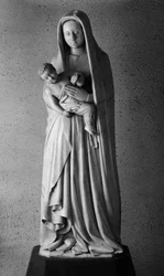 Escultura Virgem e Infantil atribuída a João de Cambrai (finais do século XIV). 1408. Igreja dos Celestinos, Marcoussis (Essonne)