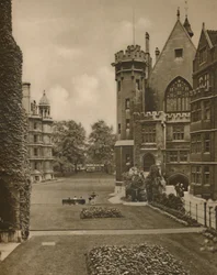 Vista dos jardins médios do templo da corte da fonte, c1935.