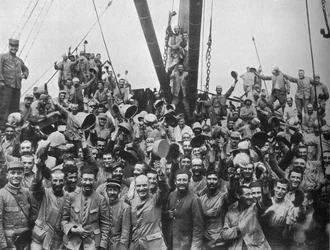 Vive la France: tropas francesas a bordo de um transporte para Dardanelos, 1915