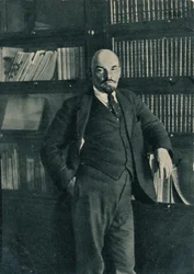 Vladimir Ilitch Lenine, líder bolchevique russo, no Kremlin, Moscovo, Rússia, outubro de 1918