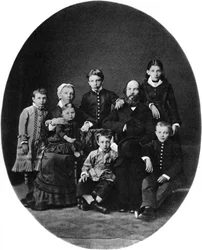 Vladimir Ilitch Lenine como aluno do liceu, com a sua família, Simbirsk, Rússia, 1879