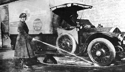 Motorista inglesa voluntária lavando sua ambulância, Cambridge, Primeira Guerra Mundial, 1915