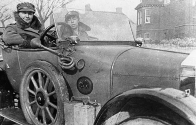 Motoristas voluntárias mulheres em Wolseley, doadas para o esforço de guerra, Cambridge, Primeira Guerra Mundial, 1915