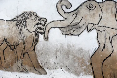 Pintura de parede Voodoo no Mercado Fetiche Akodessewa, conhecido como o maior mercado voodoo do mundo. Elefante e leão. Lome, Togo