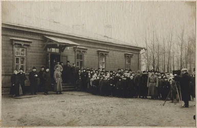 Esperando a remoção do corpo de Leo Tolstoys na estação de Astapovo, 20 de novembro de 1910, 1910
