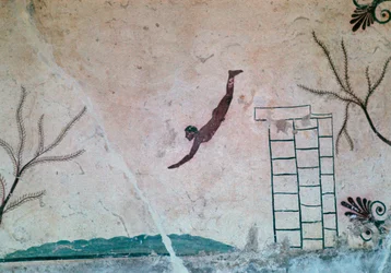 Pintura de parede de um túmulo grego em Paestum de um nadador, século VIII