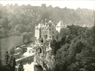 Castelo de Walzin, Dinant, Bélgica, 1895.