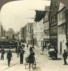 Armazéns ao longo do cais na cidade velha de Bergen, durante séculos, o grande mercado de peixes da Noruega, c1905.