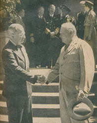 Aperto de mão quente entre Premier e Presidente, 1945