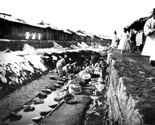 Lavar roupas ao ar livre, Coréia, 1900