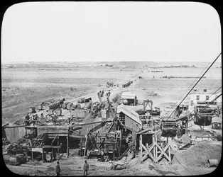 Equipamento de lavagem e pisos em uma mina, África do Sul, c1890