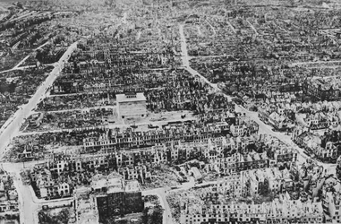 O que os bombardeiros britânicos fizeram em Bremen, no Weser, 1945