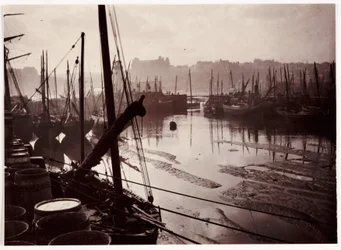Whitby Harbour na maré baixa, c 1905