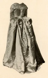 Vestido de noiva de cetim branco usado pela Sra. St. Clair na Filadélfia, 1760, 1937.