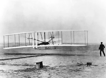 Wilbur e Orville Wright e o primeiro voo com motor, Carolina do Norte, 17 de dezembro de 1903
