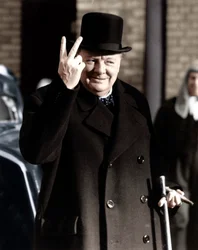 Winston Churchill a fazer o seu famoso sinal V de vitória, 1942